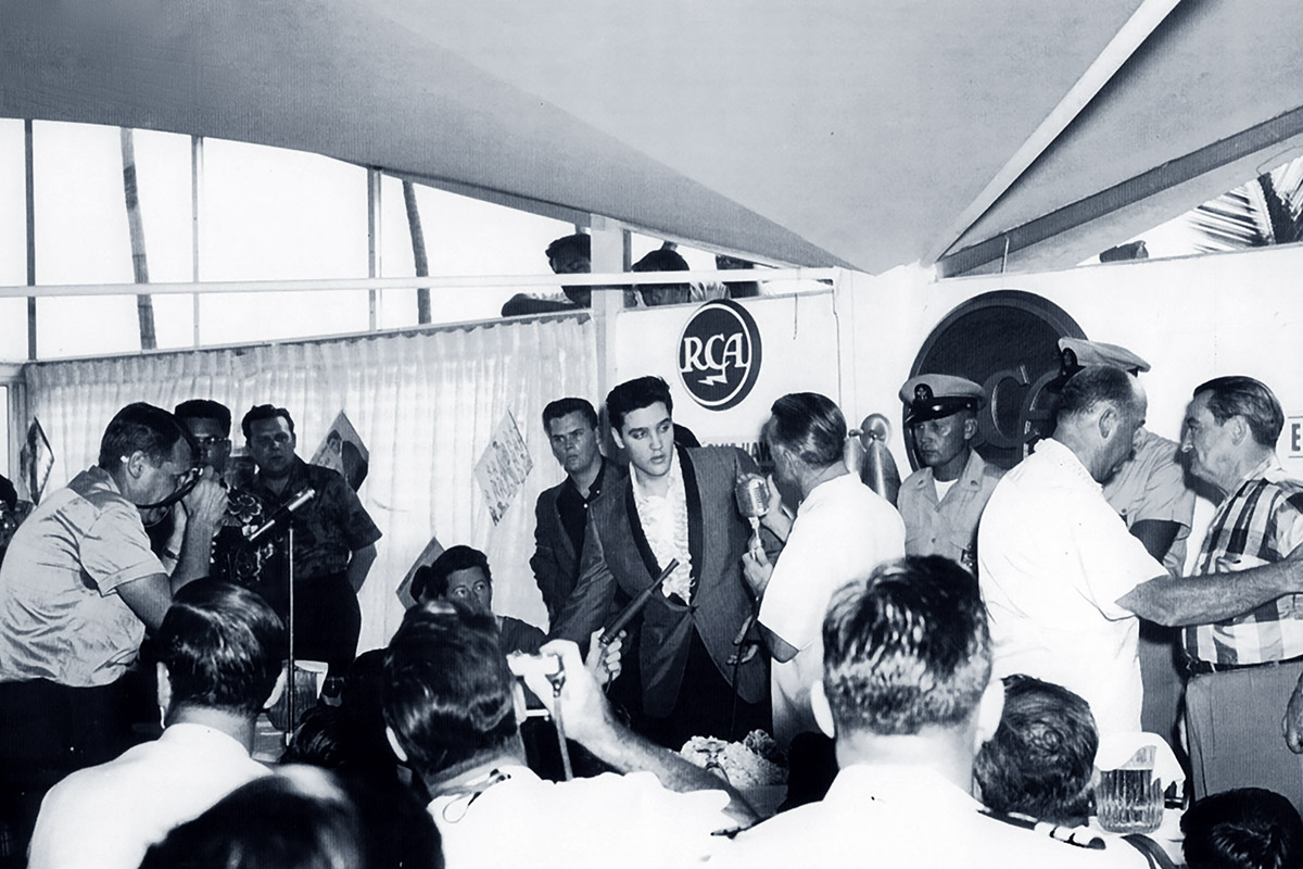 Elvis gibt am 25. März 1961 um 15:45 Uhr eine Pressekonferenz im Hilton Hawaiian Village Hotel