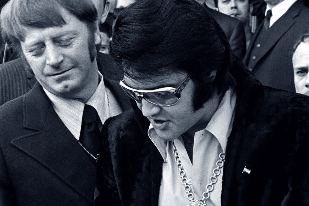Elvis Presley gibt am 16. Januar 1971 Autogramme, links neben ihm Red West.