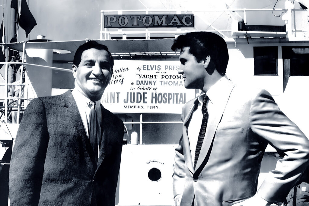 Elvis übergibt die Jacht Potomac, stellvertretend für das St. Jude Children’s Research Hospital, an Danny Thomas, 14. Februar 1964
