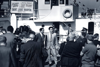 Elvis übergibt die Jacht an Danny Thomas, 14. Februar 1964