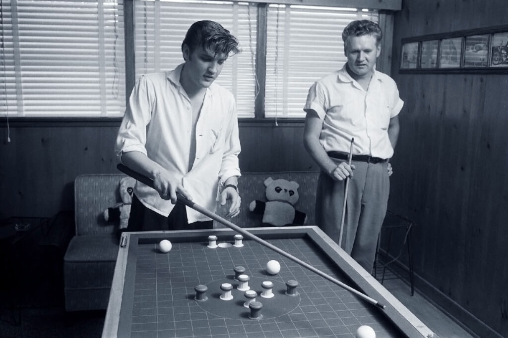 Elvis Presley und sein Vater Vernon Presley spielen Bumper-Pool-Billard in Haus im Audubon Drive 1034, Memphis, Tennessee