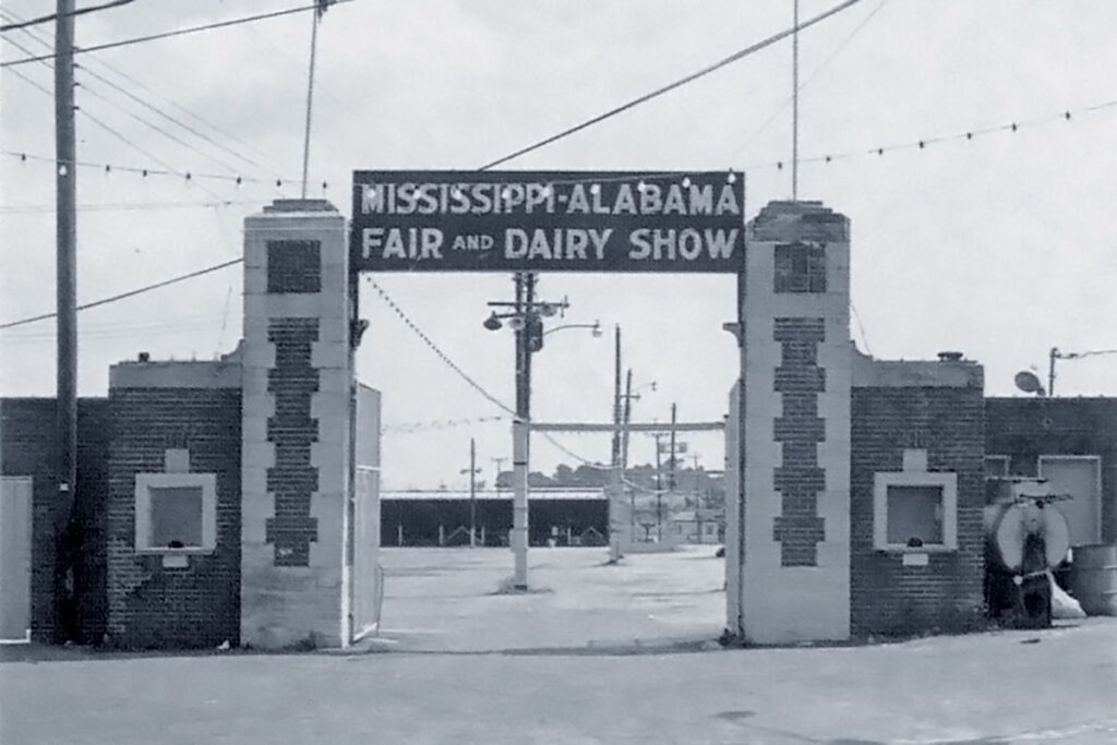 Das Fairgrounds-Portal an der East Main St. an der der Kreuzung zur Commerce Street in Tupelo