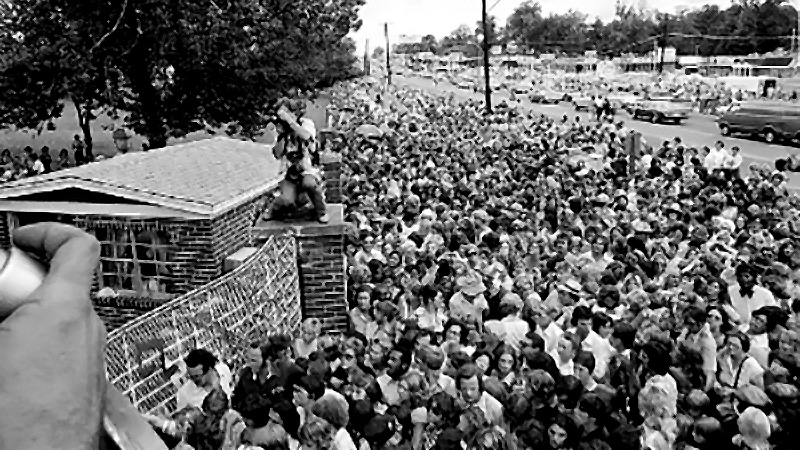 Unzählige Fans pilgern im Juni 1982 zur Eröffnung der Elvis-Villa