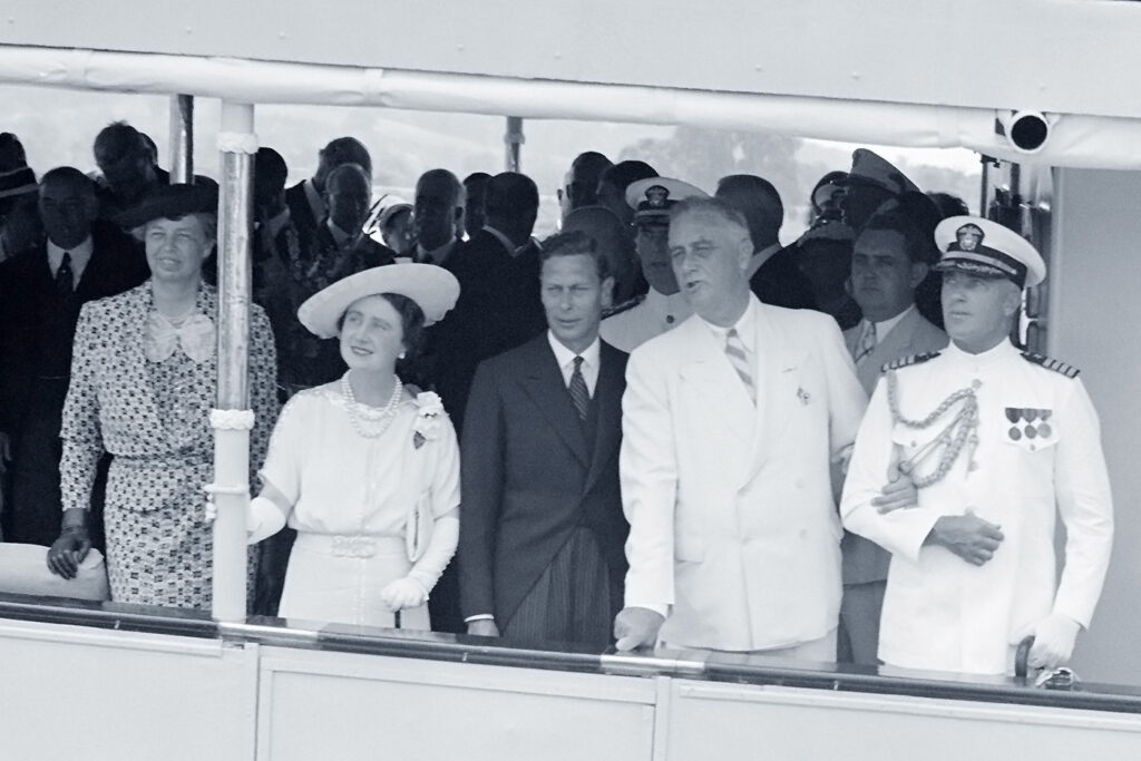 Franklin und Eleanor Roosevelt mit George VI. und Königin Elizabeth auf der USS Potomac von Washington, D.C., nach Mount Vernon, 09. Juni 1939