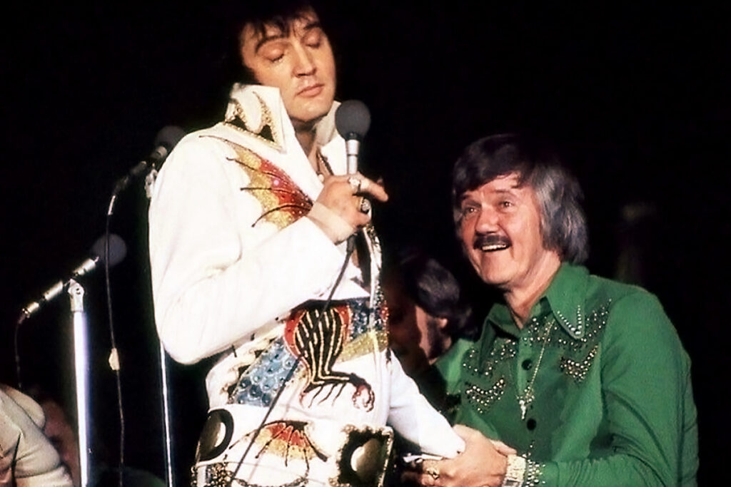 Elvis Presley und J. D. Sumner im Jahr 1974