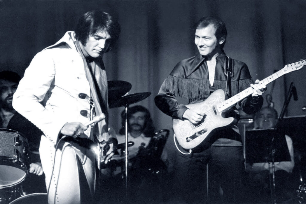 James Burton und Elvis Presley im International Hotel, Las Vegas im Jahr 1970