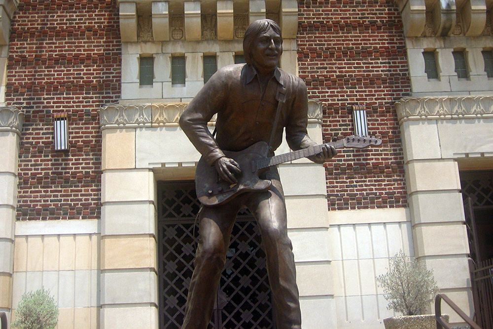 James Burton Statue vor dem Municipal Auditorium in Shreveport