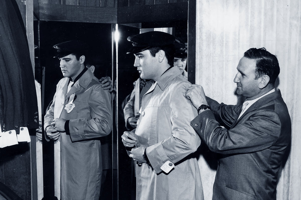 Elvis Presley probiert im Dezember 1962 in Lansky Bros. Store in Memphis Kleidung an. Bernard Lansky, dessen Familie das Geschäft in der Beale Street betrieb, half ihm dabei. Presley kaufte während seiner gesamten Karriere seine Kleidung bei Lansky's.