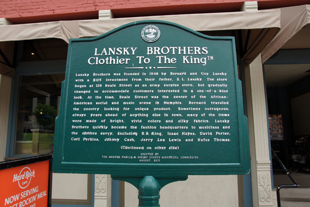 Hinweisschild vor dem Ladenlokal von Lansky Bros. in Memphis.