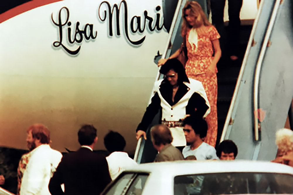 Elvis verlässt seinen Privatjet im Jahr 1976 mit Freundin Linda