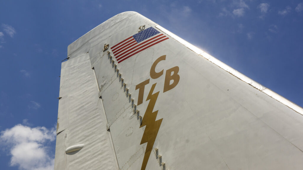 Das TCB-Zeichen am Heck von Elvis Pricatjet "Lisa Marie" mit der US-Flagge