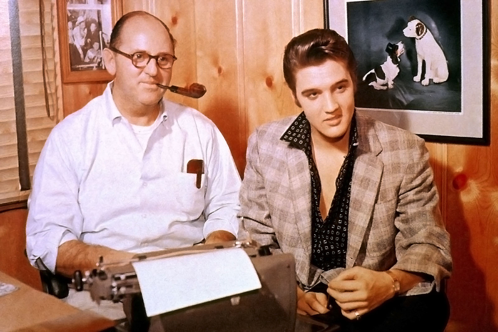 Colonel Tom Parker und Elvis Presley im Oktober 1955 bei der Unterzeichnung eines Plattenvertrags mit RCA Victor