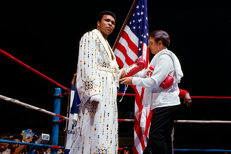 Am 13. März 1973 trägt Muhammad Ali die Robe beim Kampf gegen Ken Norton