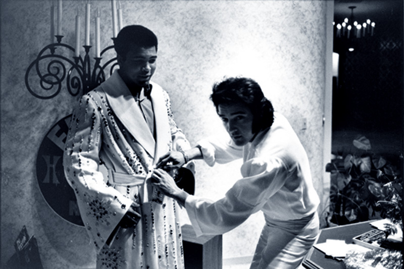 Elvis überreicht Muhammad Ali die mit Edelsteinen verzierte Robe