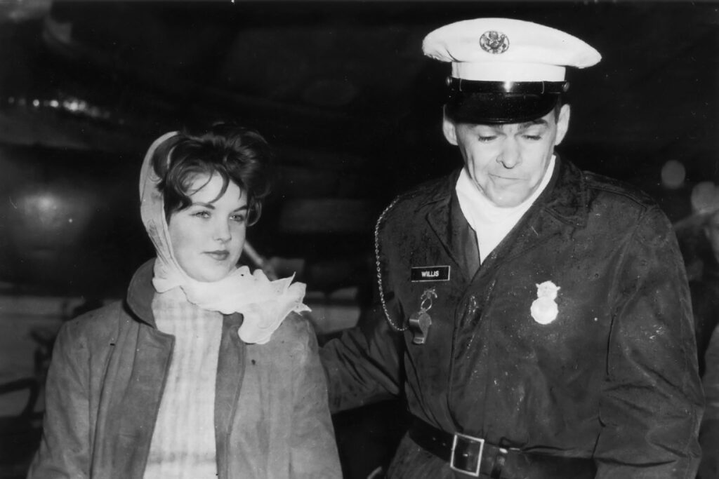 Die 14 jährige Priscilla Beaulieu verabschiedet Elvis am 02. März 1960 am Frankfurter Militärflughafen da der Rockstar aus der Armee entlassen wird.