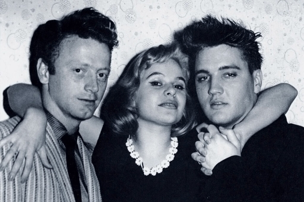 Red West und Elvis im Moulin Rouge in München im Jahr 1959 mit einer Tänzerin