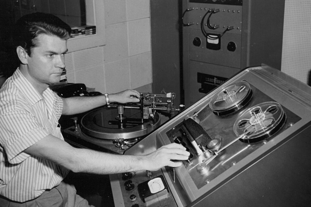 Gründer Sam Phillips sitzt 1952 vor seinem Aufnahmegerät im Sun Studio, damals nach Memphis Recording Service