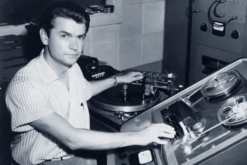 Gründer Sam Phillips sitzt 1952 vor seinem Aufnahmegerät im Sun Studio, damals nach Memphis Recording Service