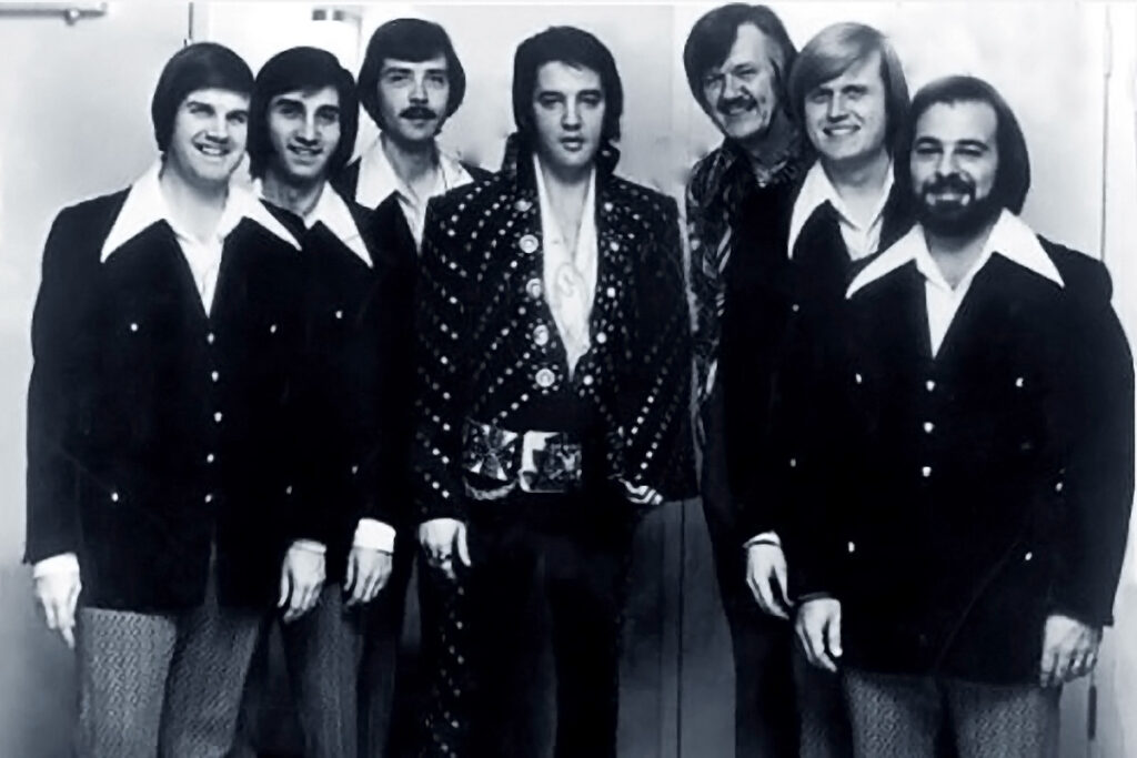 Elvis Presley mit J. D. Sumner und dem Stamps Quartet