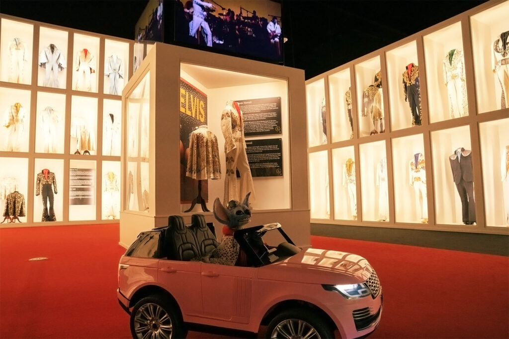 Stitch besucht Elvis Presleys Graceland Ausstellung