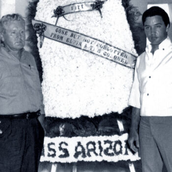 Elvis besucht das Denkmal, zusammen mit Vater Vernon Presley, am 15. August 1965