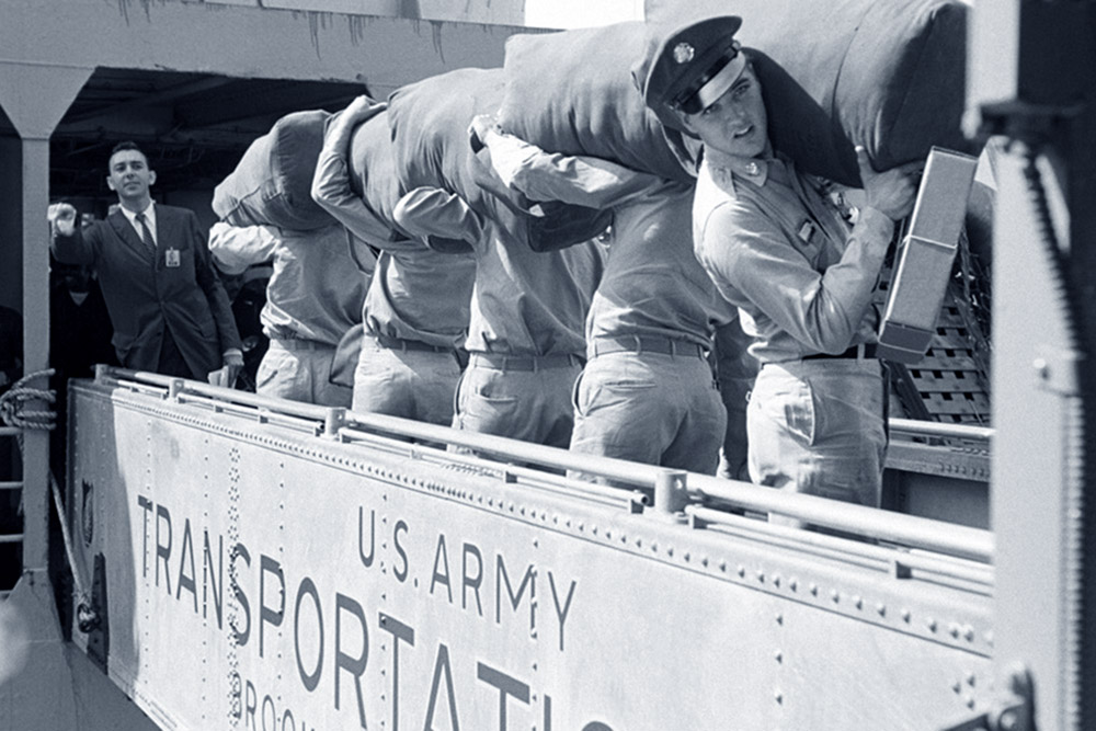 Elvis Betriff am 22. September 1958 in Brooklyn das Transportschiff USS General George M. Randall