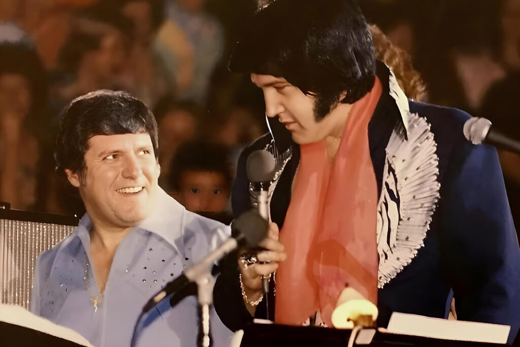 Charlie Hodge und Elvis Presley 1975
