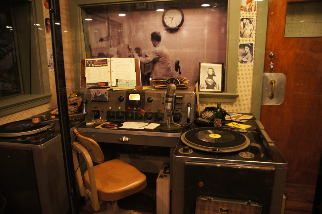 Eine Nachbidlung des WHBQ-Studios voN Dewey Phillips aus dem Gayoso Hotels steht heute im Sun Studio in Memphis.