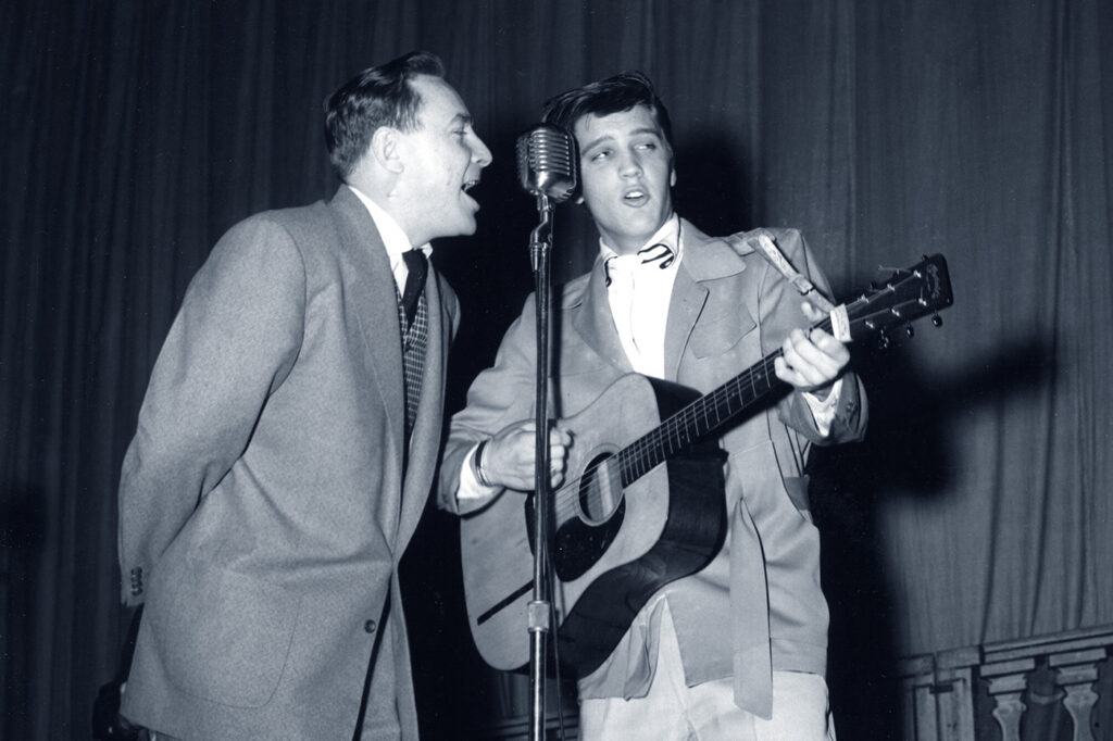 Dewey Phillips und Elvis am 06. Februar 1955 in der Auditorium North Hall Memphis.