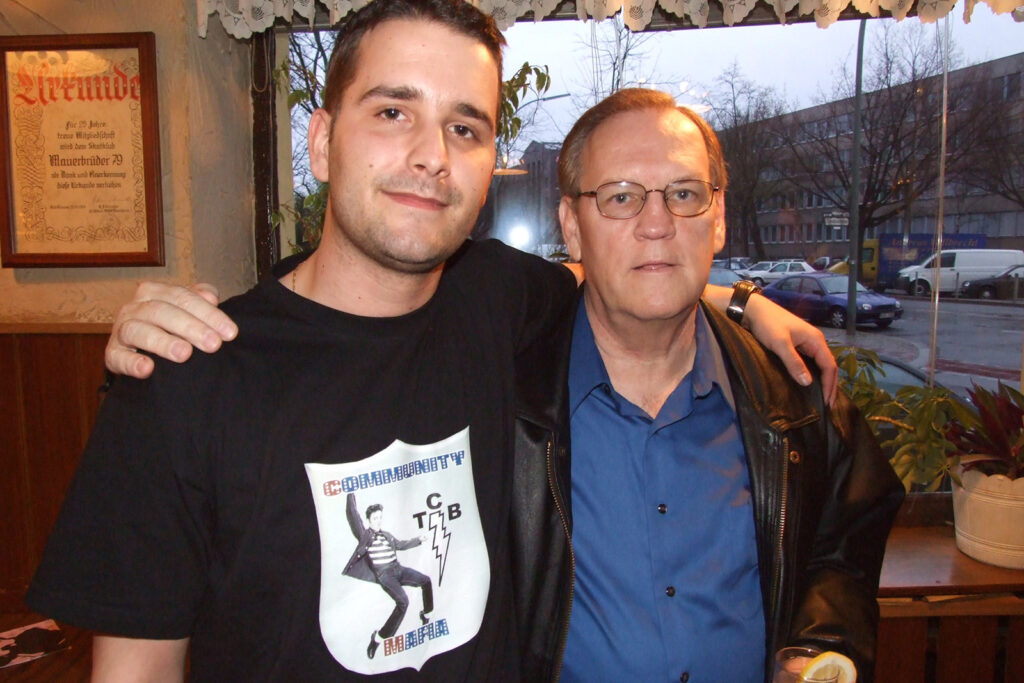 Unser Autor Stephan Wäsche mit Ed Bonja bei einer Elvis-Veranstaltung in Berlin im Jahr 2008