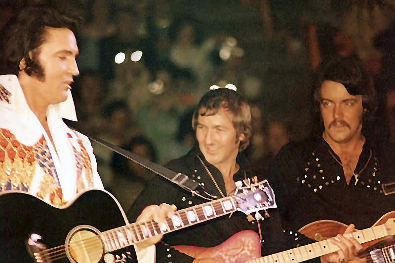 Elvis, James Burton und John Wilkinson im Jahr 1974