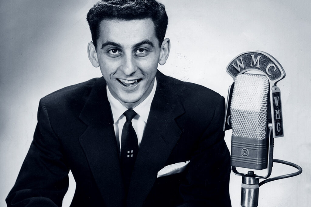 Disc Jockey George Klein am 14. Oktober 1956 im Studio von WMC Memphis