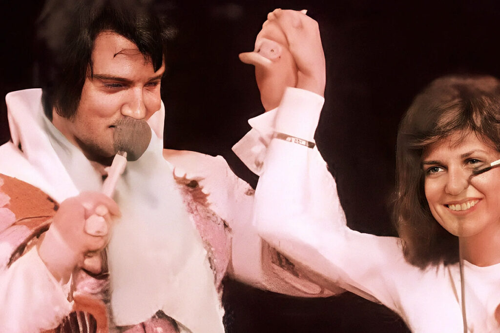 Elvis und Kathy Westmoreland auf der Bühne im Jahr 1974