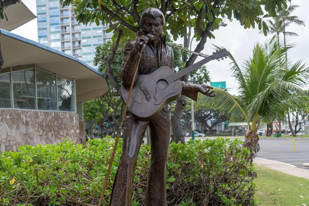 Die lebensgroße Bronze-Statue von Elvis Presley erinnert an das legendäre "Aloha From Hawaii" Konzert 1973