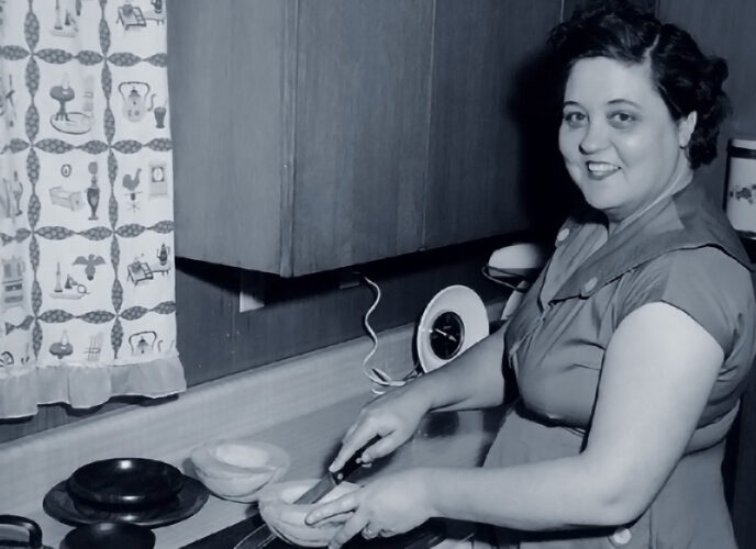 Gladys Presley im ersten Eigenheim der Familie Presley im Audubon-Drive in Memphis im Jahr 1956