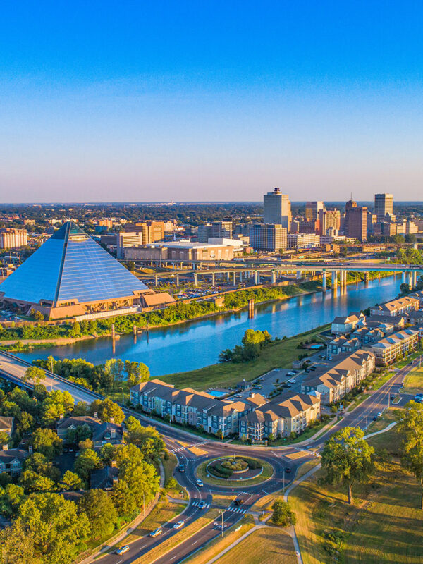 Memphis, Tennessee, USA – Panoramaaufnahme der Skyline der Innenstadt aus der Luft.