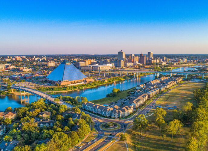 Memphis, Tennessee, USA – Panoramaaufnahme der Skyline der Innenstadt aus der Luft.