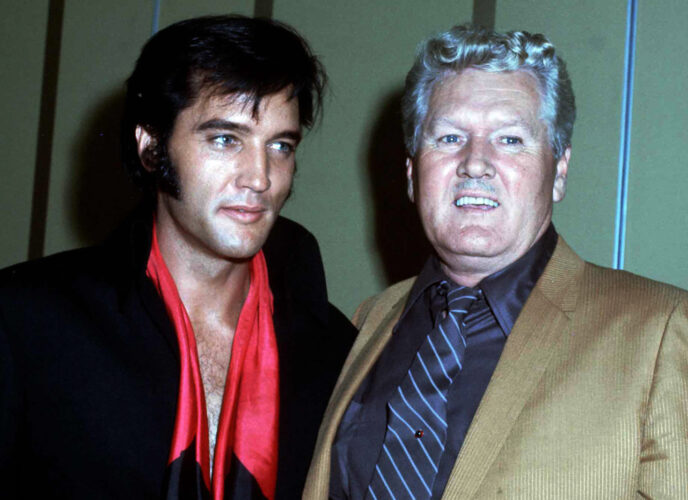 Elvis Presley und sein Vater Vernon Presley während einer Pressekonferenz im International Hotel, Las Vegas im Jahr 1969.
